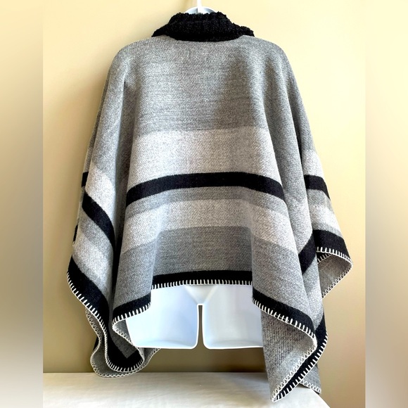 ‼️SALE‼️$25 Like/Bundle/Offer LOFT Cowl Neck Poncho Cape Sweater Wrap - Picture 2 of 3